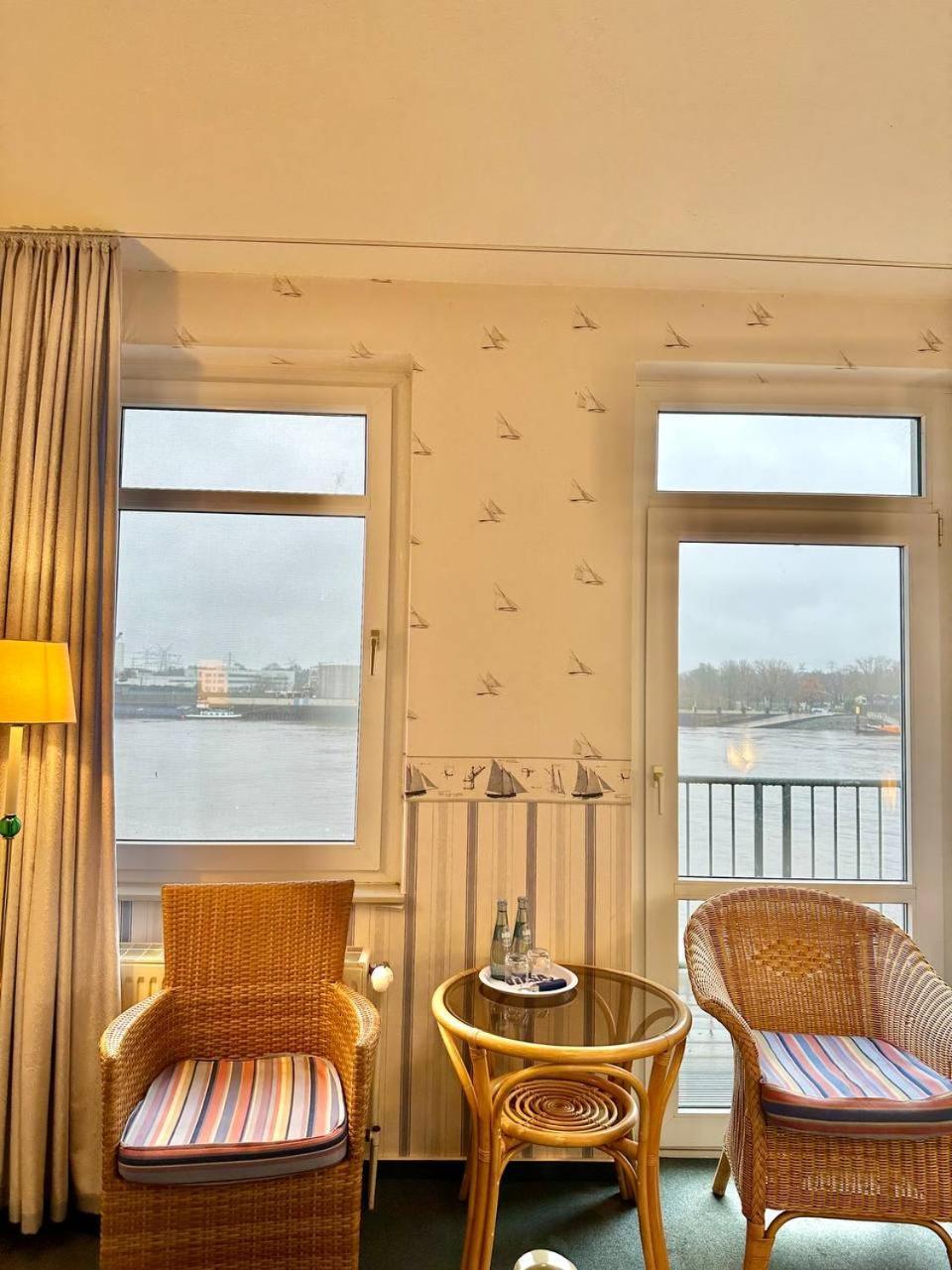 Gaestehaus Weserblick Am Weser-Sandstrand ベルネ エクステリア 写真