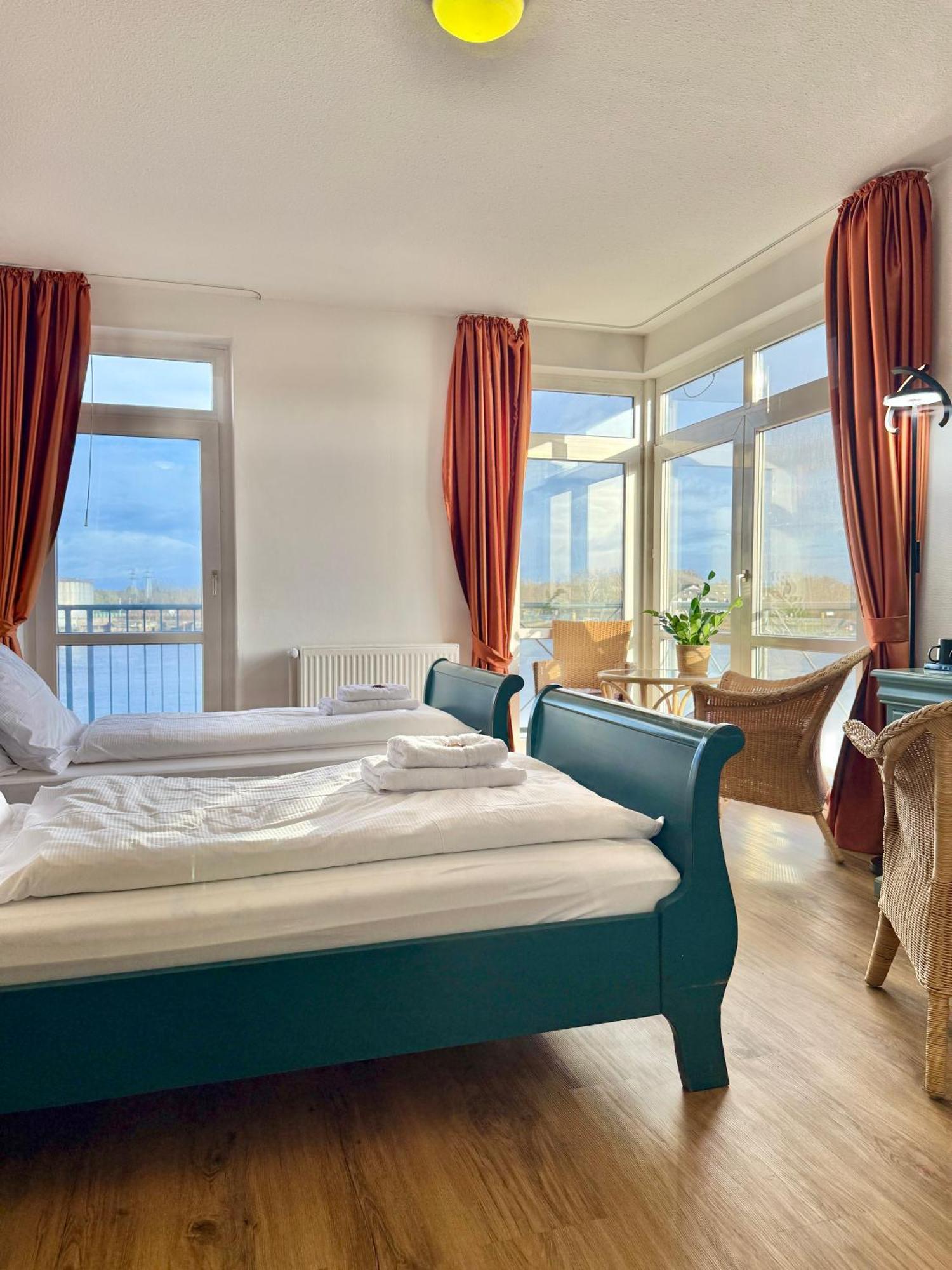 Gaestehaus Weserblick Am Weser-Sandstrand ベルネ エクステリア 写真