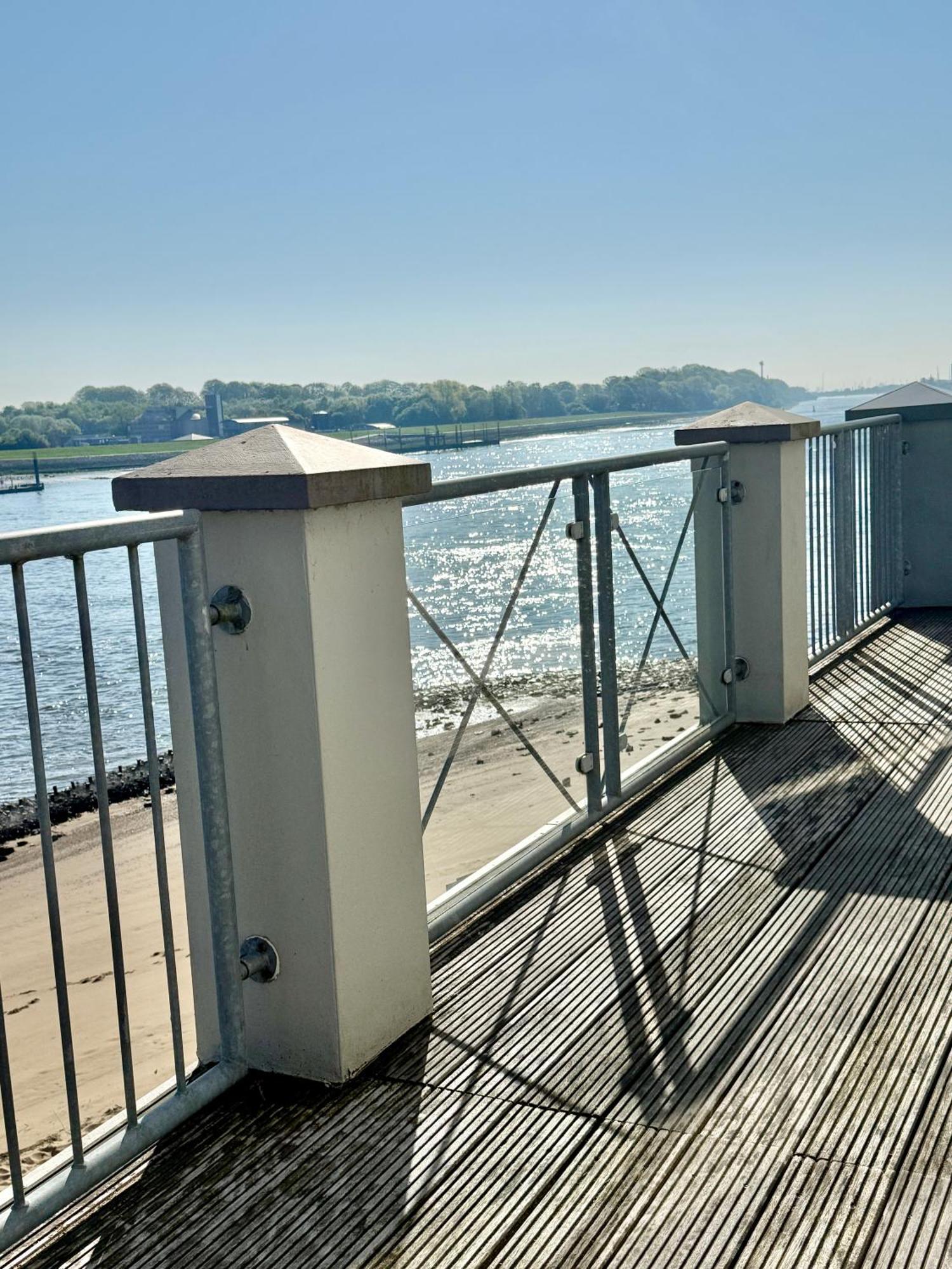 Gaestehaus Weserblick Am Weser-Sandstrand ベルネ エクステリア 写真