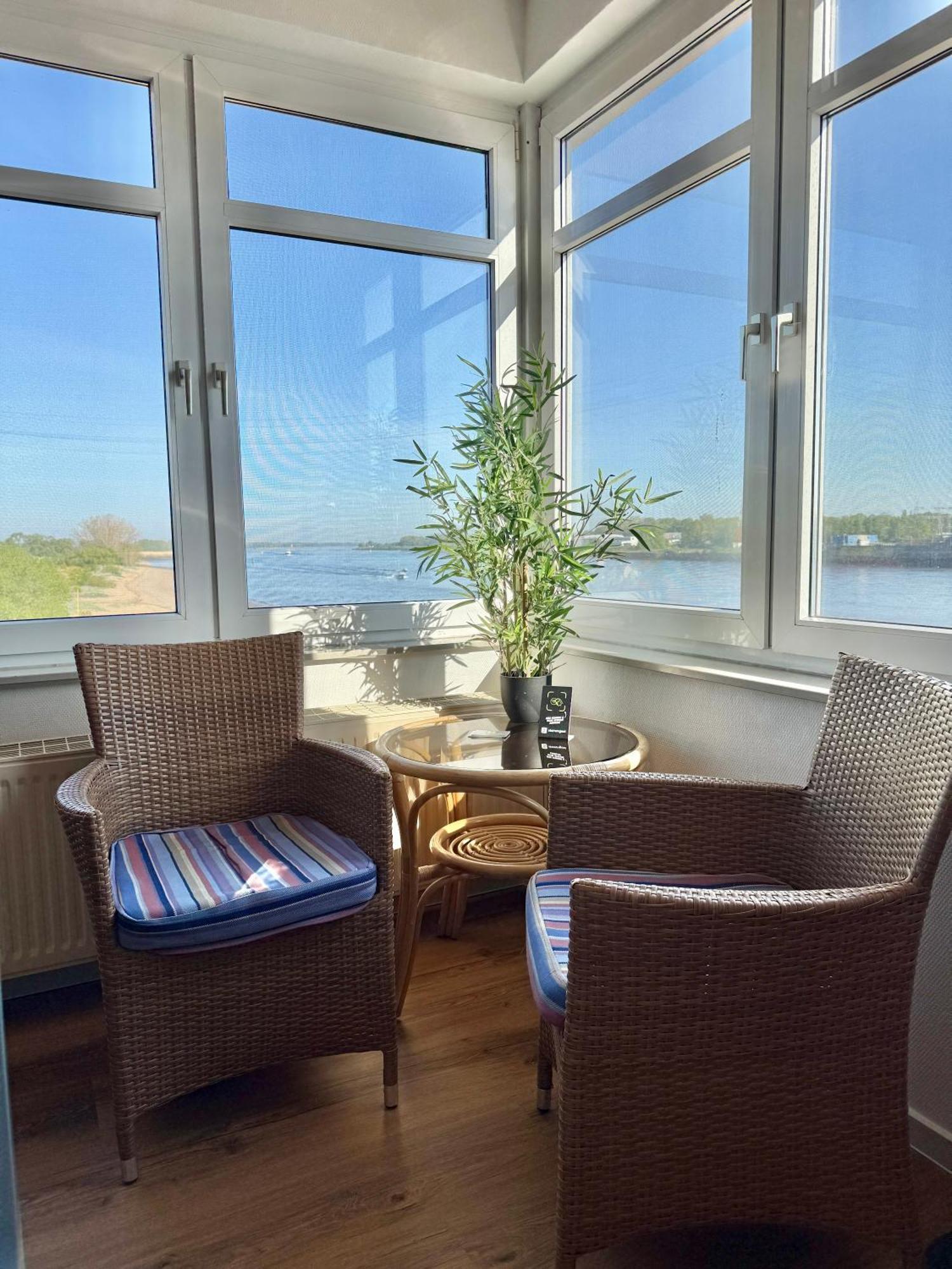 Gaestehaus Weserblick Am Weser-Sandstrand ベルネ エクステリア 写真