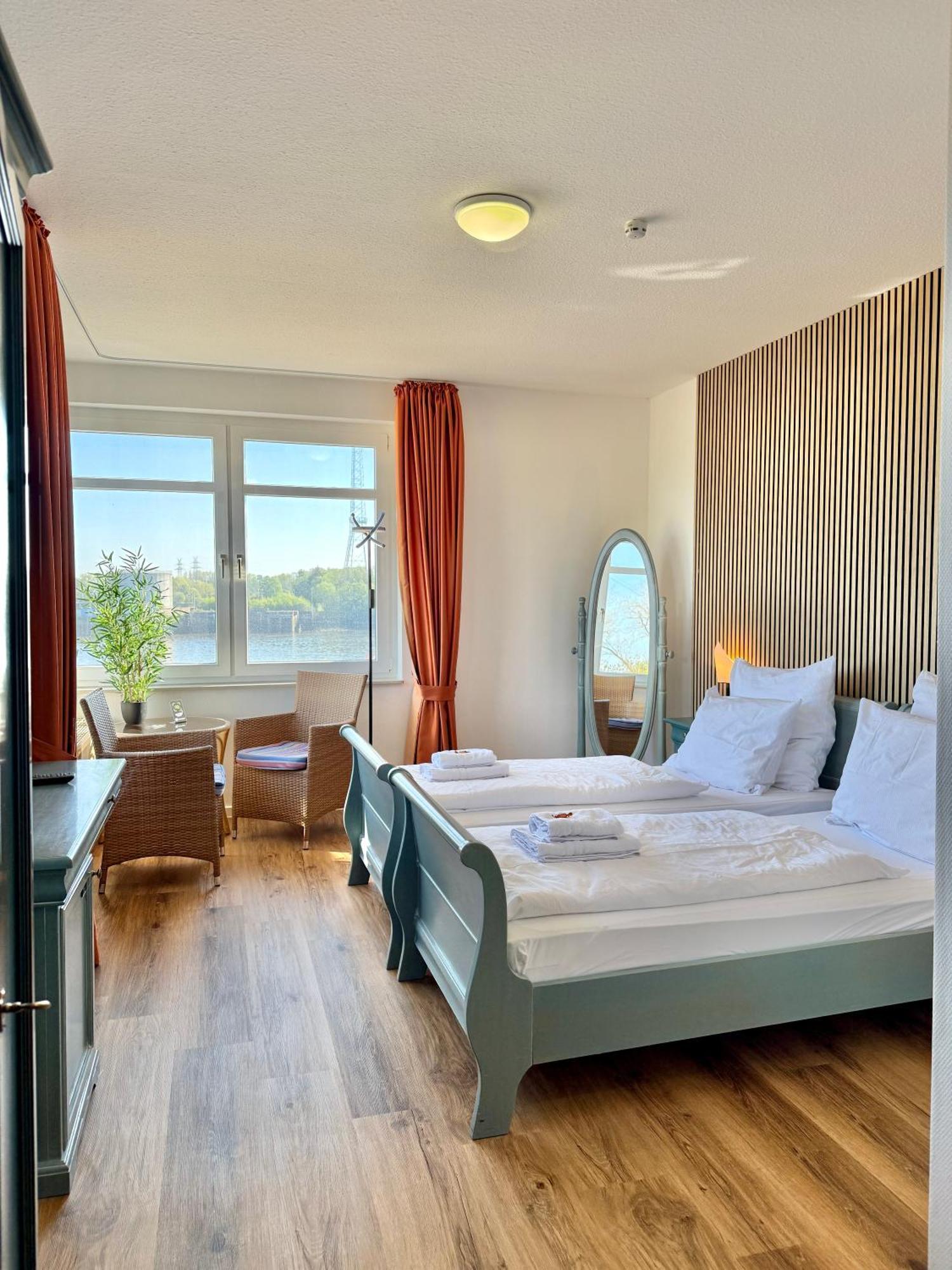 Gaestehaus Weserblick Am Weser-Sandstrand ベルネ エクステリア 写真